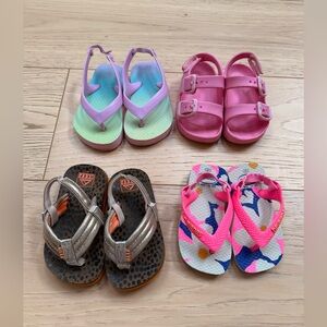Havaianas, reef, old navy toddler sz 5 Sandals - Pink, gold, Multicolor. 4 pairs